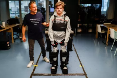 Construyó un dispositivo para que su hijo pueda volver a caminar