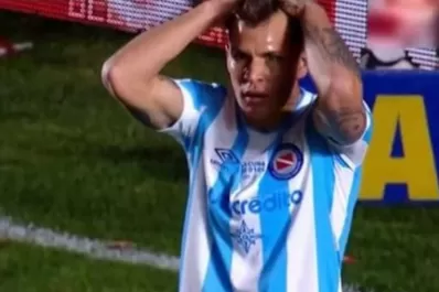 Blooper del año: mirá el increíble gol que perdió Reniero debajo del arco