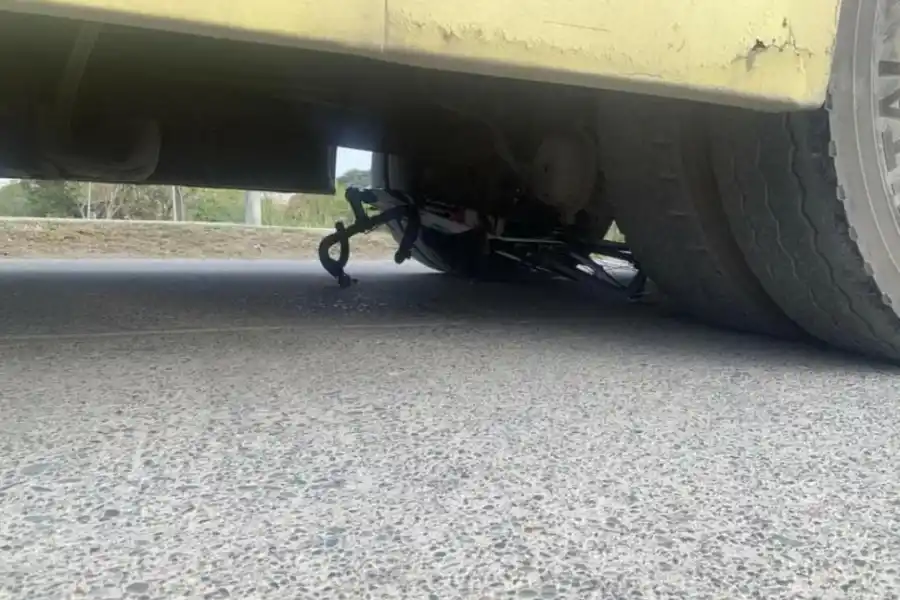 IMPRESIONANTE. La bicicleta de la víctima quedó debajo de la rueda.  
