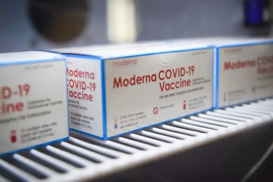 JÓVENES. En todo el país, hace semanas comenzó a vacunarse con Moderna a los adolescentes con comorbilidades. ARCHIVO LA GACETA