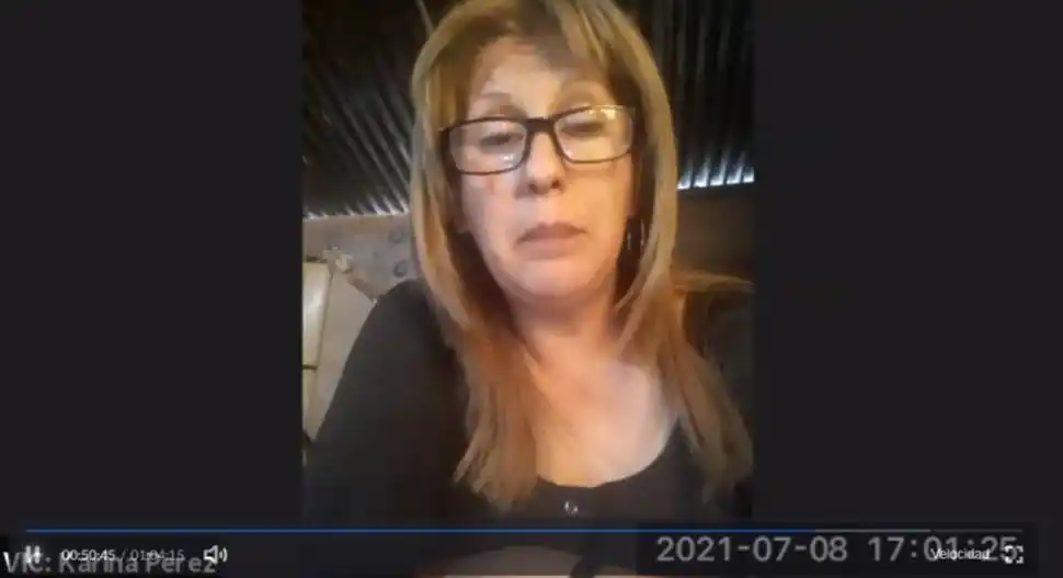 EL DOLOR DE UNA MADRE. Karina Pérez indicó que el estudio dijo que su hijo manejó un arma con la mano izquierda, pero él era diestro.  