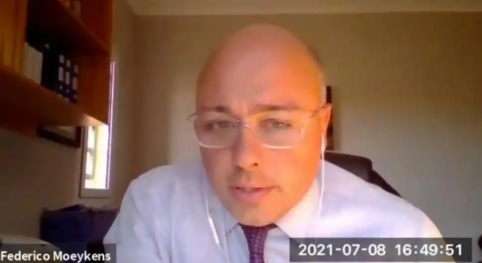 ATENDIÓ UN RECLAMÓ. El juez Federico Moeykens dilató el fallo por el pedido de la víctima, que está siendo representada por su madre.