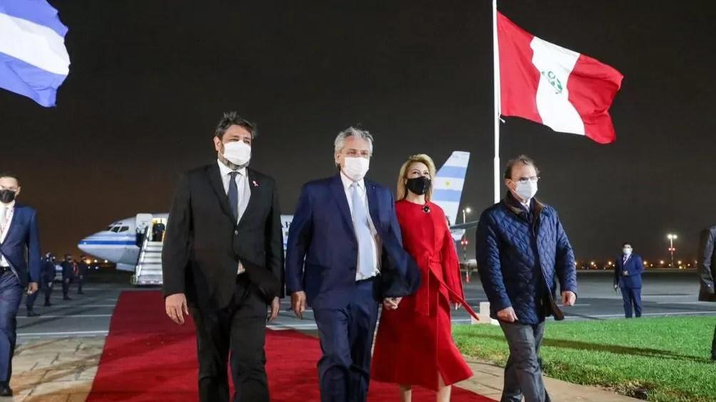 Alberto en suelo peruano, acompañado por la Primera Dama y la comitiva (Foto: Presidencia).
