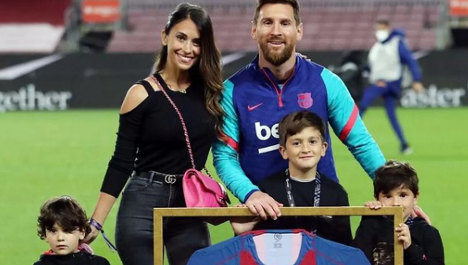 UNA VIDA. Messi y su familia celebrando en el Camp Nou uno de los tantos récords del rosarino en el club.