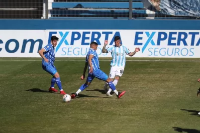 De la mano de Acosta y de Carrera, el Decano ganó en Mendoza