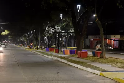 El boulevar Poviña se luce con colores y con una nueva iluminación