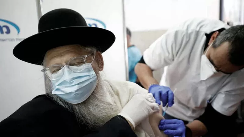 Israel estudia aplicar una tercera dosis de la vacuna contra la covid-19 en algunos casos