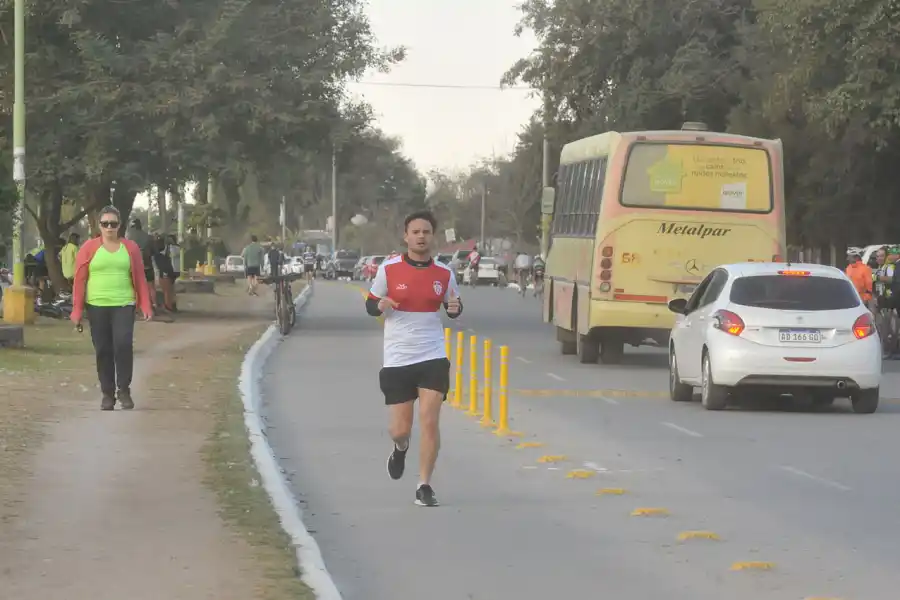 SECTOR CONCURRIDO Y CAÓTICO. los runners tienen un área diferenciada en dos cuadras, pero hay de todo en la avenida, incluso animales.
