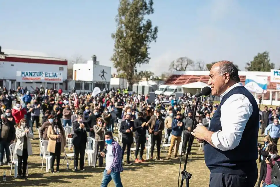 AL AIRE LIBRE. Acto de Manzur en un espacio abierto pero sin distancia.