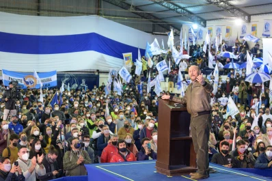 Gildo Insfrán encabezó un acto de campaña sin protocolos y disparó la polémica
