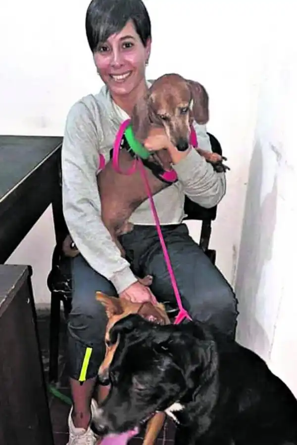 LUCHADORA. La rescatista de perros Karina Garbero.