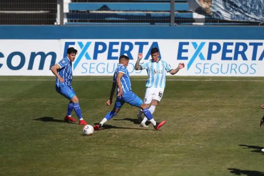 INCÓMODO. Frente a Huracán y Godoy Cruz, Ramiro Ruiz Rodríguez jugó de ”9” pero no pudo marcar. El entrenador, ayer, lo reemplazó en el entretiempo.
