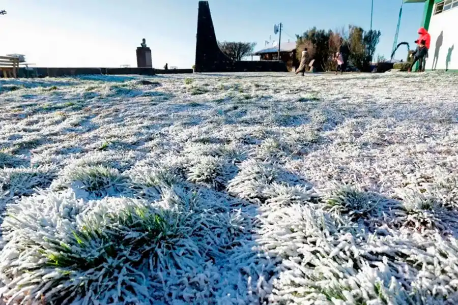 Al menos 11 ciudades del sur de Brasil se cubrieron de blanco por la ola de frío polar