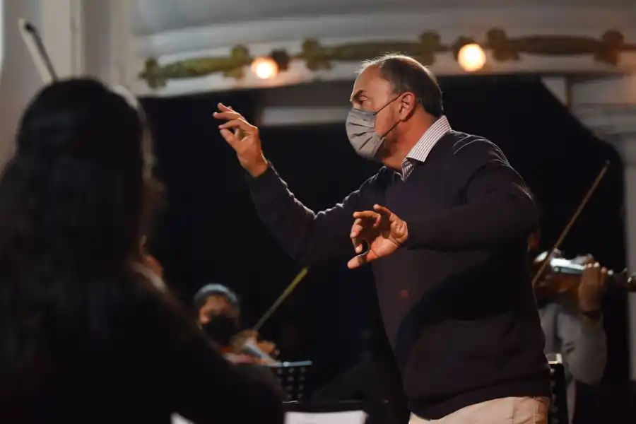 PROTOCOLO. Como muchas orquestas del mundo, el director y los músicos trabajan con barbijo.  