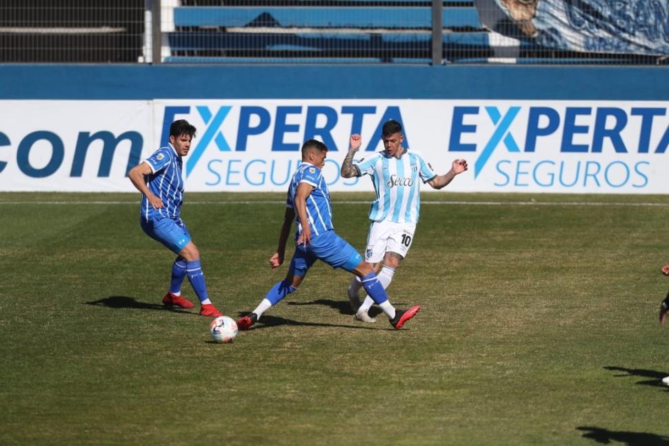 INCÓMODO. Frente a Huracán y Godoy Cruz, Ramiro Ruiz Rodríguez jugó de ”9” pero no pudo marcar. El entrenador, ayer, lo reemplazó en el entretiempo.