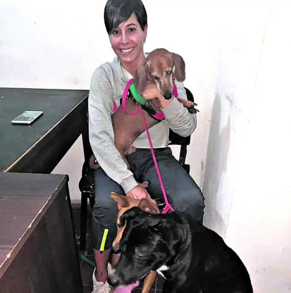 LUCHADORA. La rescatista de perros Karina Garbero.