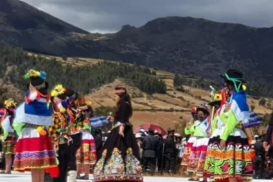 Castillo asumió en Perú, con promesas de inversión pública