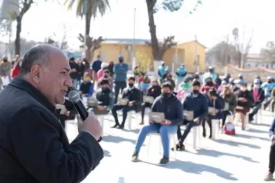 El gobernador Manzur entregó netbooks a los estudiantes de Monteagudo