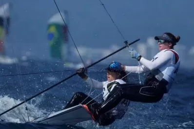 Vela: primera victoria argentina e ingreso a la zona de medal race en 49er FX