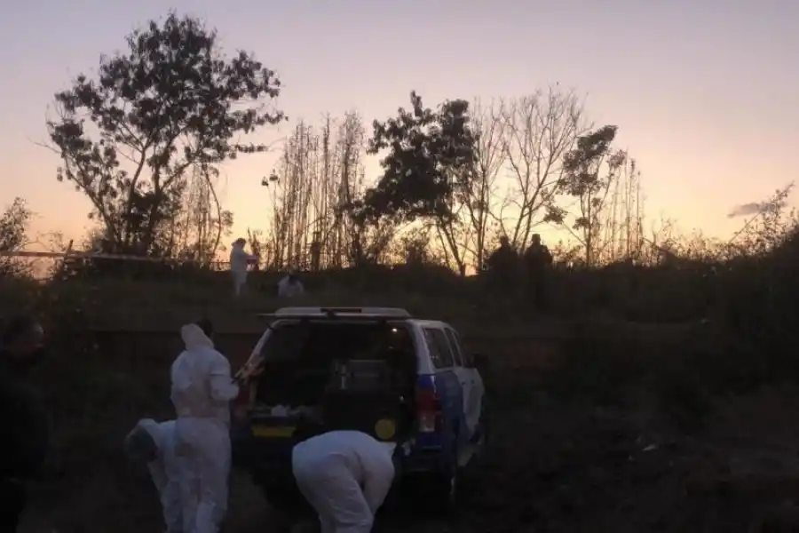 PREPARÁNDOSE. Los investigadores a punto de analizar la escena.