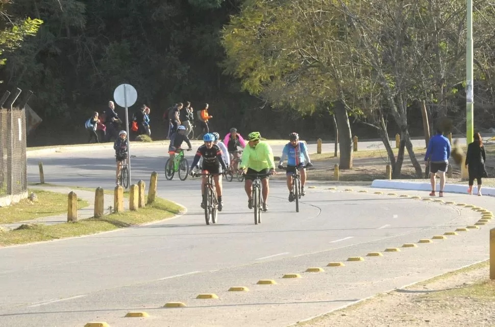 TRAGEDIA EN YERBA BUENA. La muerte de un ciclista avivó los reclamos de los vecinos que salen con sus bicis. la gaceta / fotos de antonio ferroni