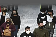 El barbijo seguirá entre nosotros, como mínimo, un año más