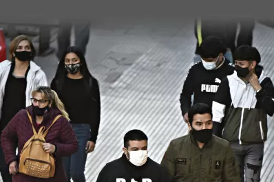 El barbijo seguirá entre nosotros, como mínimo, un año más