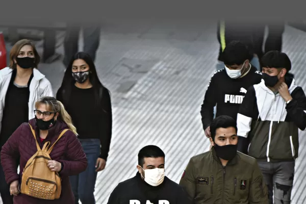 El barbijo seguirá entre nosotros, como mínimo, un año más