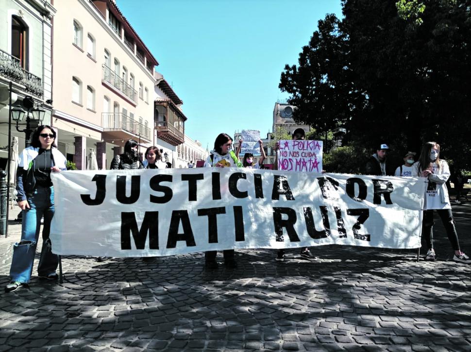 RUIDOSA MANIFESTACIÓN. Allegados y parientes recorrieron las principales calles salteñas para exigir justicia por la muerte de Matías Ruiz. 
