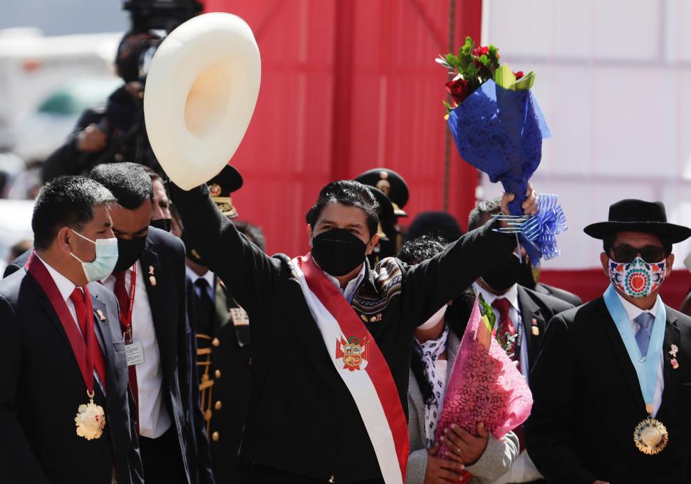 PERÚ. Castillo agita su sombrero blanco, tras la jura en Ayacucho.  