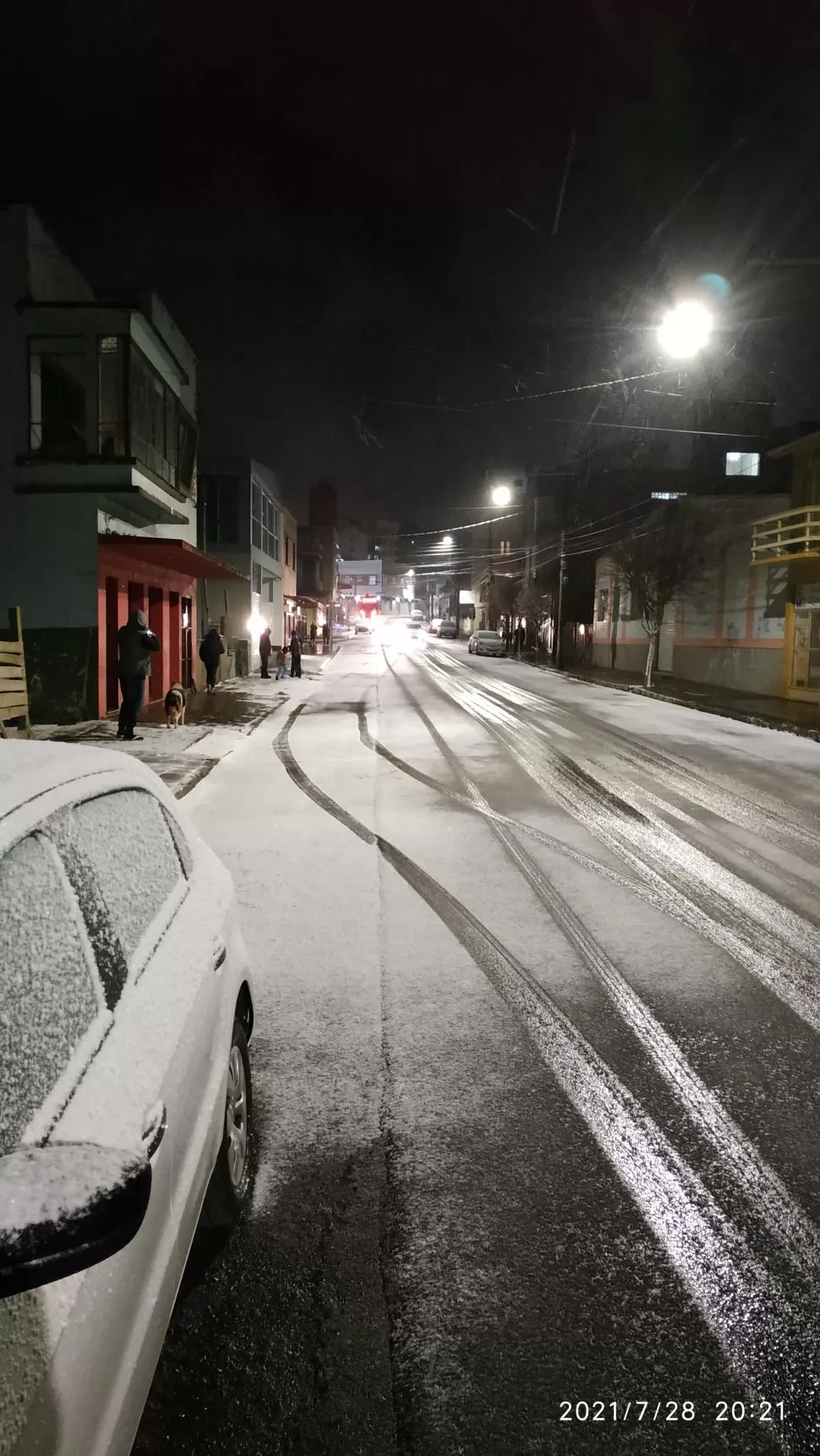 SORPRESA. La imagen de las calles cubiertas de nieve en Vacaria, Rio Grande do Sul, dejó a los brasileños ante un escenario que nunca habían vistto, y para el que no estaban preparados. fotos reuters