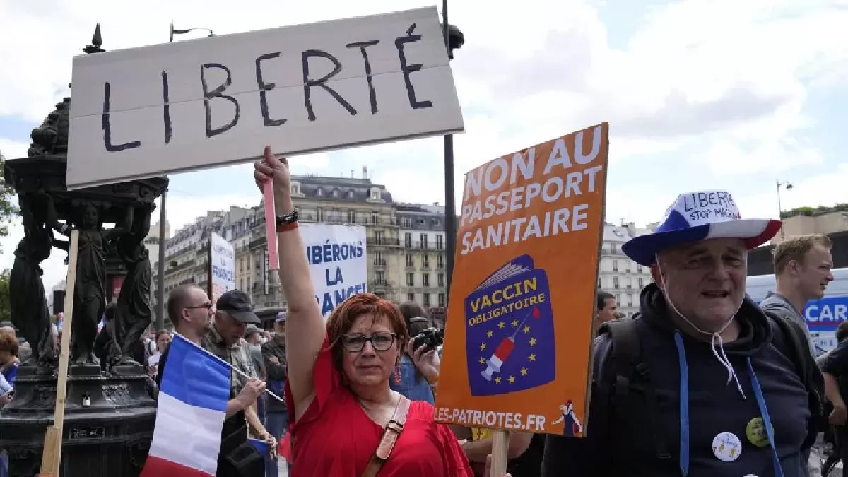 FRANCIA. Ayer cientos de personas participaron en manifestaciones por la decisión del Gobierno de implementar un certificado de vacunación. Foto tomada de Twitter.