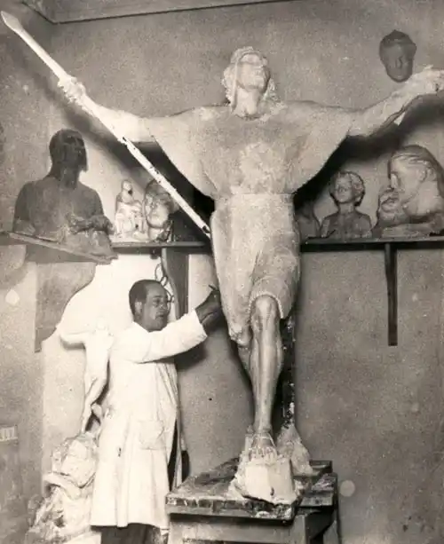 EN EL TALLER. Enrique de Prat Gay fue discípulo de Lola Mora y ganó el concurso para erigir el monumento.