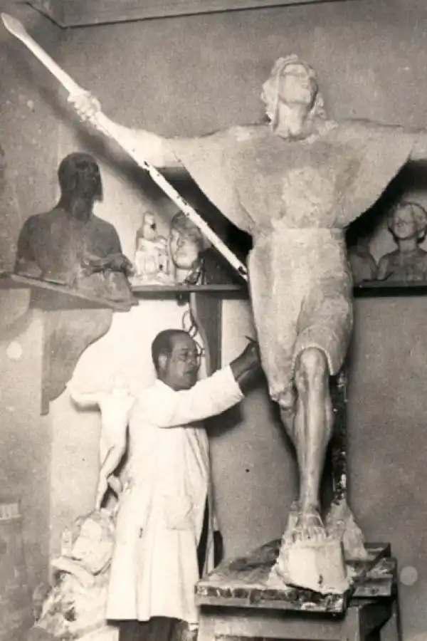 EN EL TALLER. Enrique de Prat Gay fue discípulo de Lola Mora y ganó el concurso para erigir el monumento.