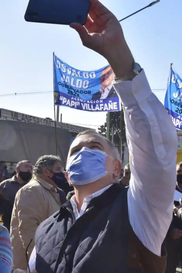 EN CAMPAÑA. El vicegobernador, Osvaldo Jaldo, reunió dirigentes y vecinos para la filmación de su spot de campaña.
