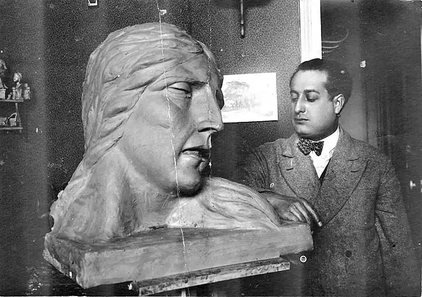 ESCUELA EXPRESIONISTA. El artista posa con uno de sus trabajos.