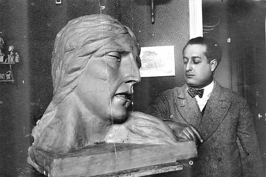 ESCUELA EXPRESIONISTA. El artista posa con uno de sus trabajos.