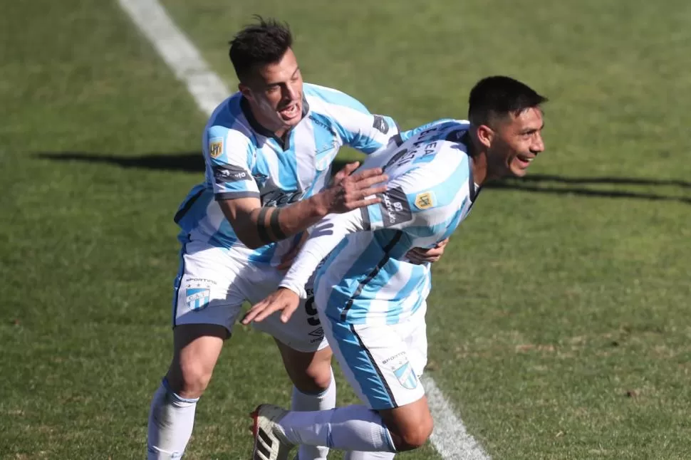 IMAGEN REPETIDA. Lotti y Acosta celebran un gol (fue el segundo ante el “Tomba”, una situación conocida para el equipo. foto de marcelo ruiz (especia para la gaceta) 