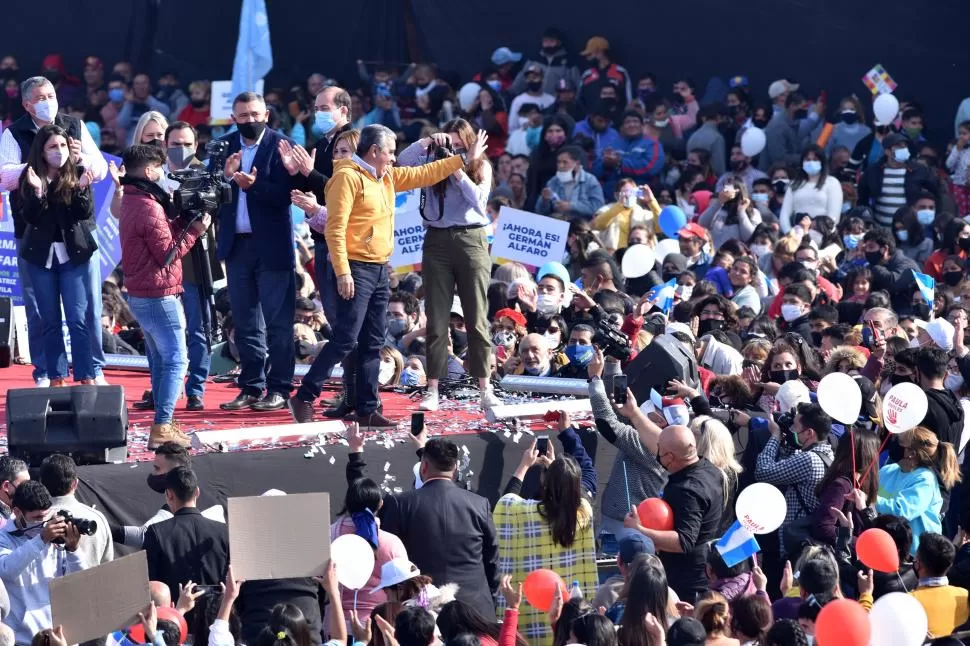 TRIBUNA. El candidato a senador saluda a la multitud desde el escenario de 360° montado en Central Córdoba. la gaceta / foto de Ines Quinteros Orio