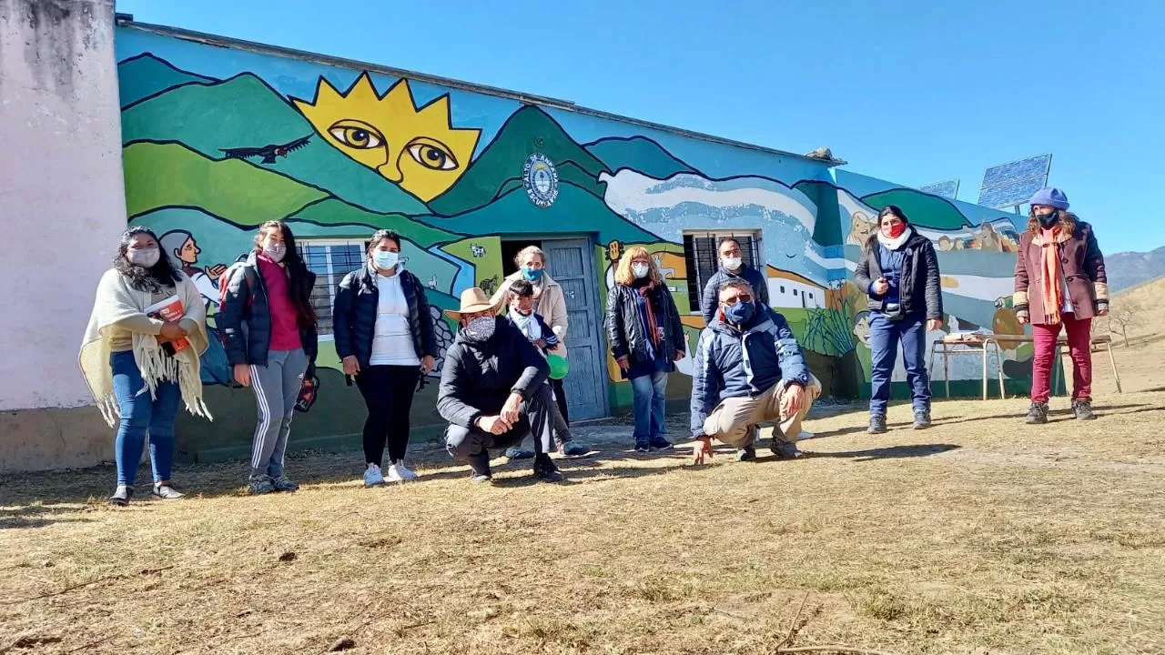 Alumnos pintaron un mural en la escuela