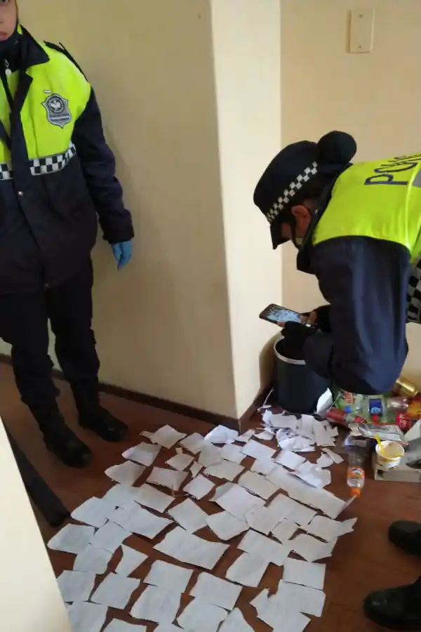 Se alojó en un hotel con una tarjeta falsa, le requisaron la habitación y se llevaron una sorpresa