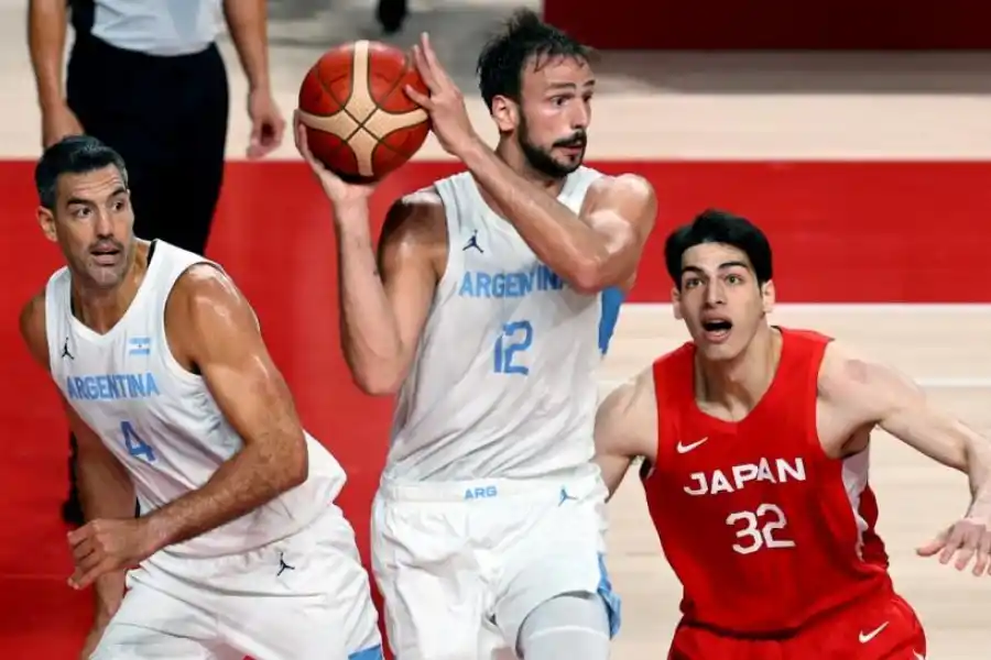 CONCENTRACIÓN. Marcos Delía se lleva el balón, mientras el japonés Avi Koki Schafer lo acecha. Luis Scola sigue con atención toda la acción. 