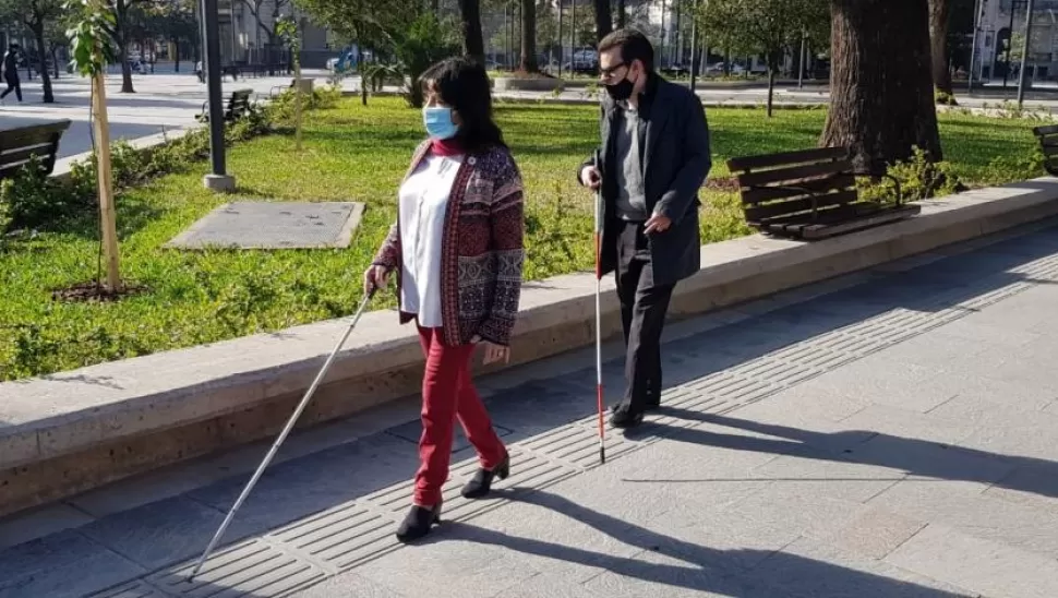 INDEPENDENCIA. Fabiana Blasco y Adrián Bautista destacan la importancia de poder moverse de forma autónoma por cualquier lugar. la gaceta / foto de guadalupe pereyra