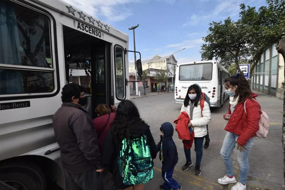 SERVICIO EN LA MIRA. Los vecinos del sur se quejan del funcionamiento del transporte, al que culpan por la ausencia de alumnos en las escuelas.  