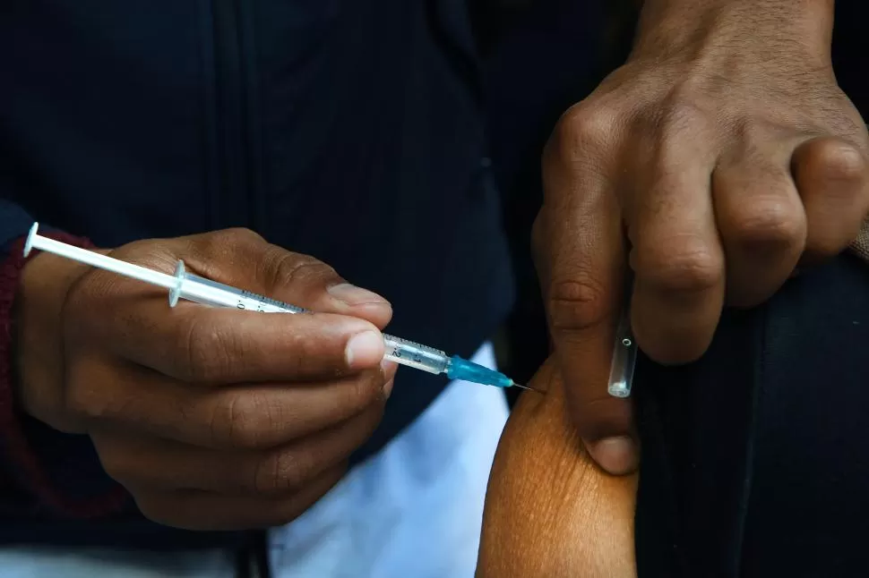 VACUNACIÓN. Una persona recibe su dosis de la vacuna contra la Covid-19 para reforzar su sistema inmune. la gaceta / foto de analia jaramillo 