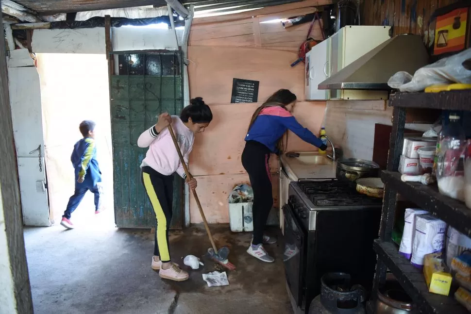 QUIEREN VOLVER A LA ESCUELA. Candela y Malena tienen 15 y 12 años, se dedican a limpiar la casa y a cuidar de sus hermanos menores. la gaceta / fotos de analia jaramillo 