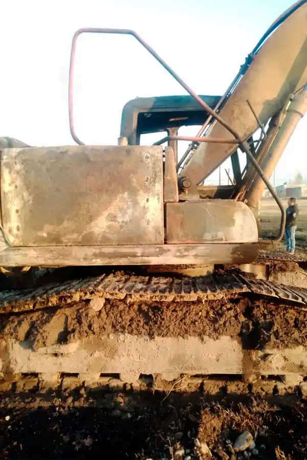 Más vandalismo: incendiaron una retroexcavadora del municipio en el sur de la Capital