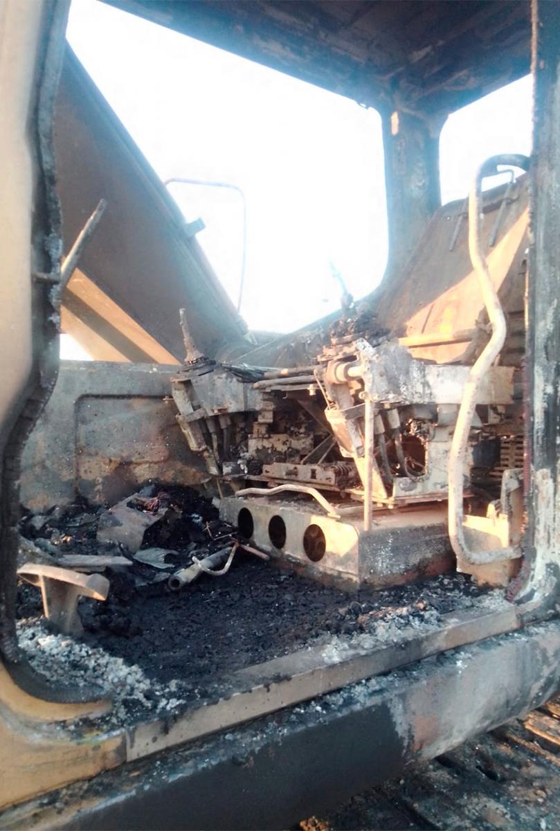 Más vandalismo: incendiaron una retroexcavadora del municipio en el sur de la Capital