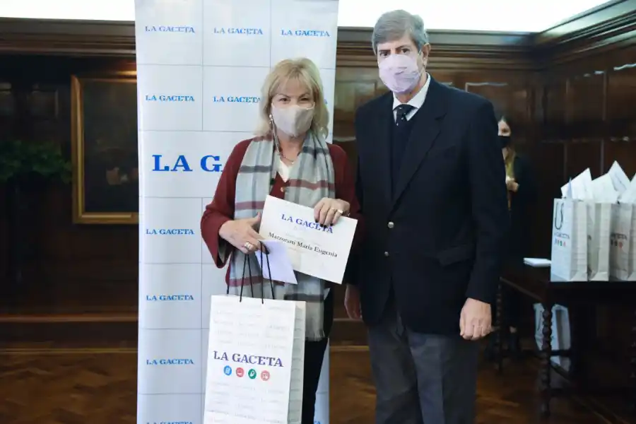 ACOMPAÑAMIENTO. María Eugenia Marzoratti recibe una distinción por sus 40 años como empleada de LA GACETA, de manos de Carlos Miguel Viciano, gerente Administrativo y de Finanzas de la firma