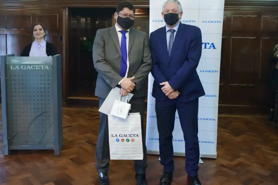 BODAS DE PLATA. El periodista Marcelo Aguaysol recibe del secretario de Redacción, Federico van Mameren, una distinción por sus 25 años como empleado de LA GACETA.